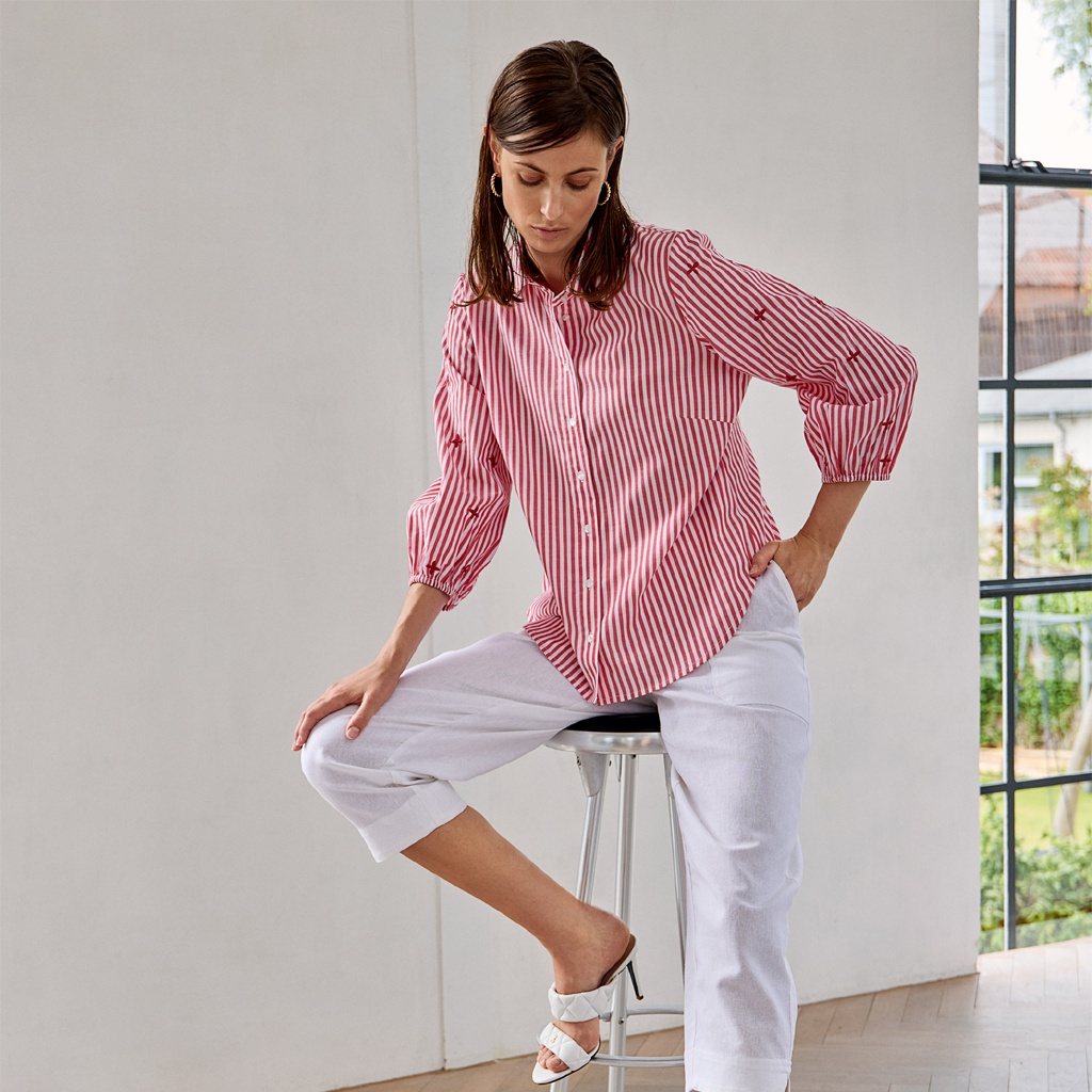 Blus med broderi p� �rmarna, r�d-vit